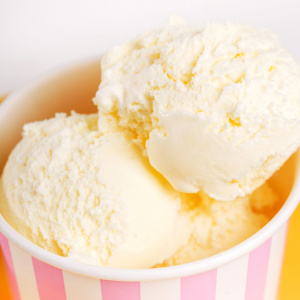 Mango- och yoghurt glass (toppad med rostad kokos)