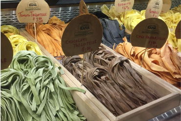 Färga och smaksätt pastadegen