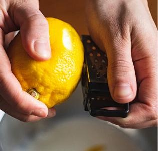 Det ultimata sättet att riva zest av en citron eller lime