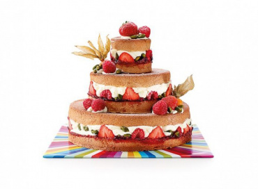Trevåningstårta med jordgubbar