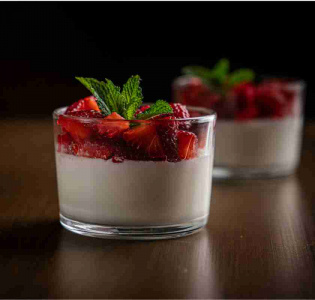 Vaniljpannacotta med marinerade jordgubbar & harsyra