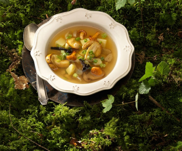 Klar svampsoppa med salladslök, kastanjer & Bella Buljong