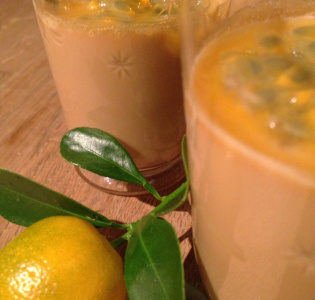 Lakritspannacotta med vit choklad och passionsfrukt