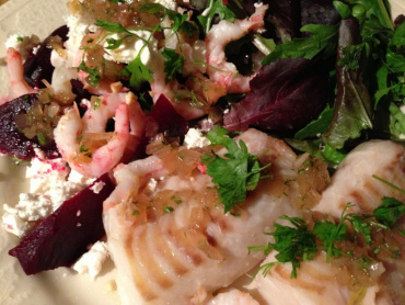 Lakritsrimmad torskrygg med färska rödbetor, räkor och fetaost med lakritsvinägrett