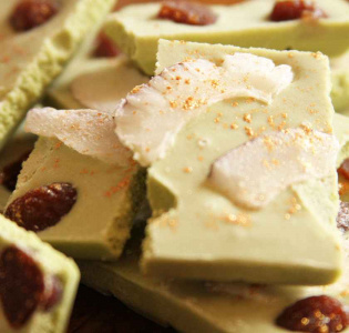 Chokladkaka med matcha, bär, kokos och guld