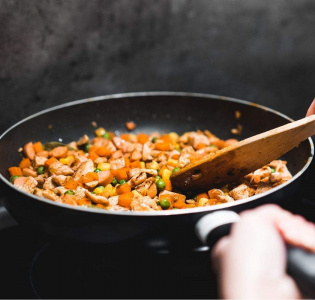Aloo Kumro Chechki - indisk pumpa och potatis med nigella & gurkmeja