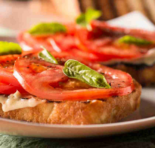 Smörgås med tomat och majonäs med röksmak