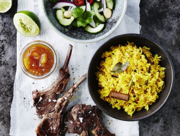 Lammkotletter med Yellow Rice, gurksalad och chutney