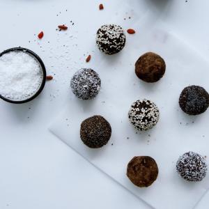 Raw foodbollar med choklad och kaffe