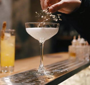 Bubblande fläderdrink med eller utan alkohol