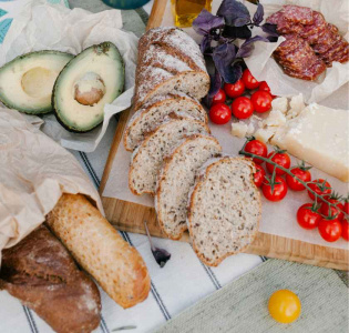 Snabbt glutenfritt bröd med frukt och frön