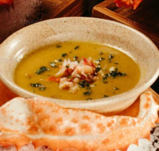 Hummerbisque med vitlökscrostini