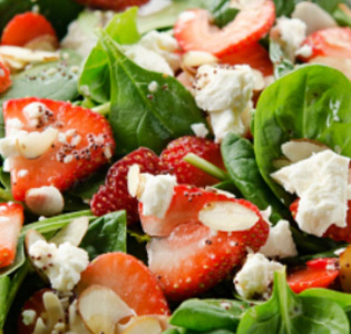 Chèvresallad med jordgubbar och hallonvinägrett