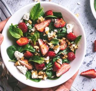 Jordgubbs- & spenatsallad med fetaost