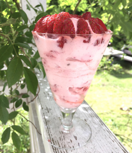 Enklast tänkbara hallonmousse eller jordgubbsmousse