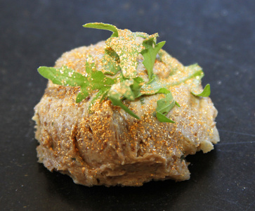 Kanapéer med gyllene kycklinglevermousse