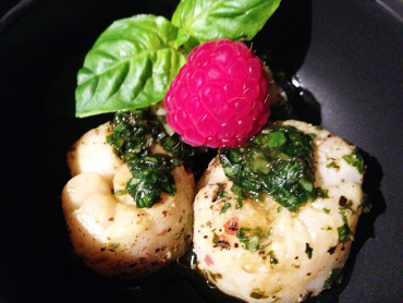 Halstrade pilgrimsmusslor med lakrits, hallon & basilika vinägrett