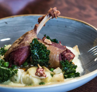 Lammracks med  persiljerotpuré, honungsglaserade morötter och rödvinssky