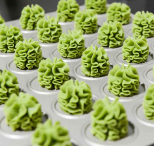 Småkakor med mandel, matcha och hallonfyllning