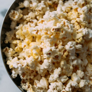 Chokladbollar med popcorn som garnering