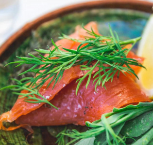 Rödbetsgravad lax med pepparrotscrème fraiche och vattenkrassesallad