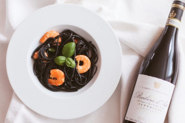 Svart pasta med räkor och pilgrinmsmusslor