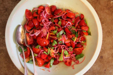 Jordgubb- och tomatsallad