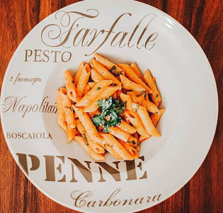 Pasta med sås på färskost och soltorkade tomater