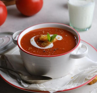 Rostad tomatsoppa med  basilikaolja