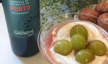 Yoghurt med vindruvor i sirap