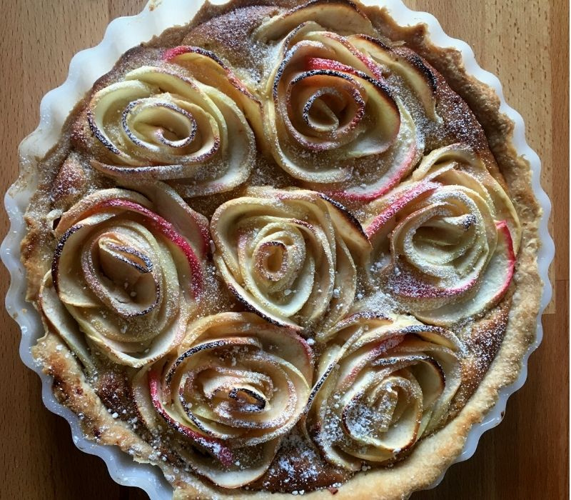 Äppelpaj med mandel och äppelrosor