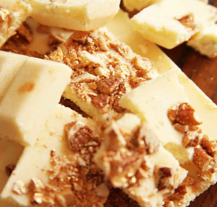 Vit chokladkaka med guldnötter