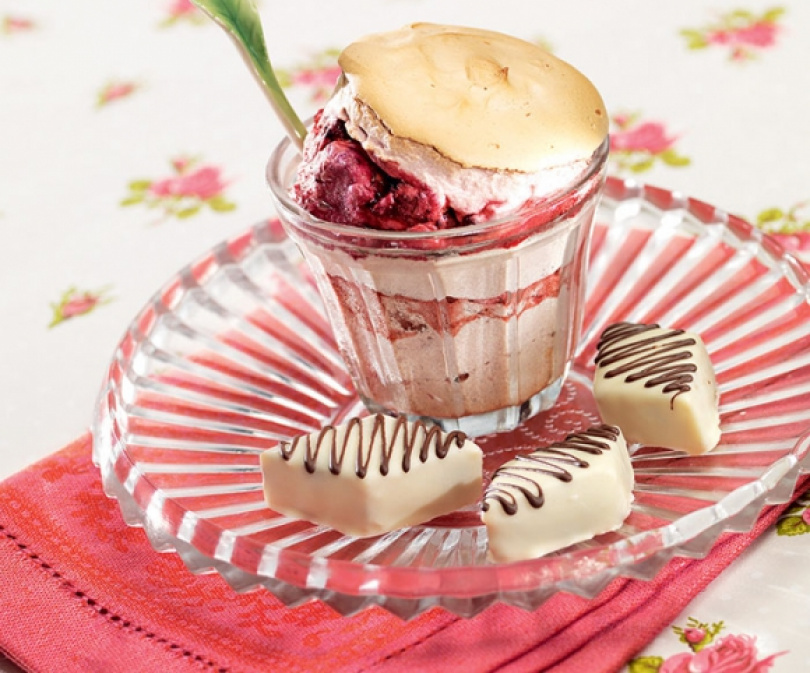 Bärsufflé med glasspraliner