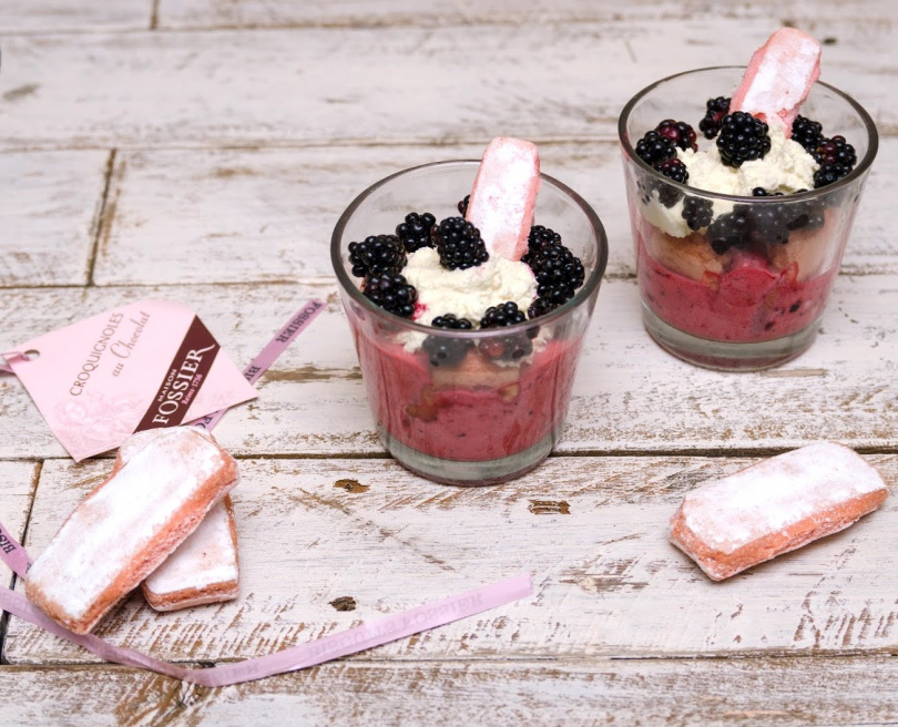 Björnbärsmousse med rosa kex