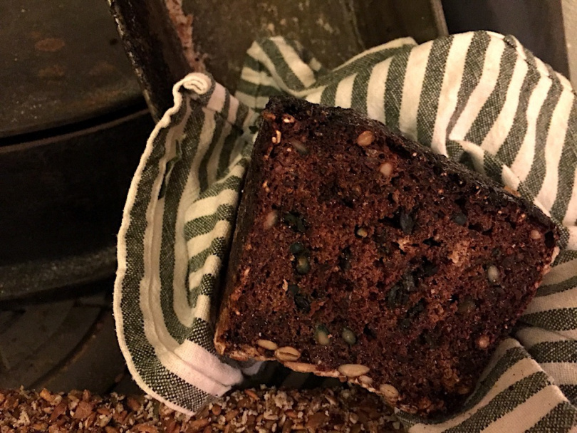 Mörkt filmjölksbröd