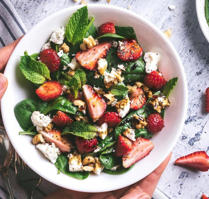 Jordgubbs- & spenatsallad med fetaost