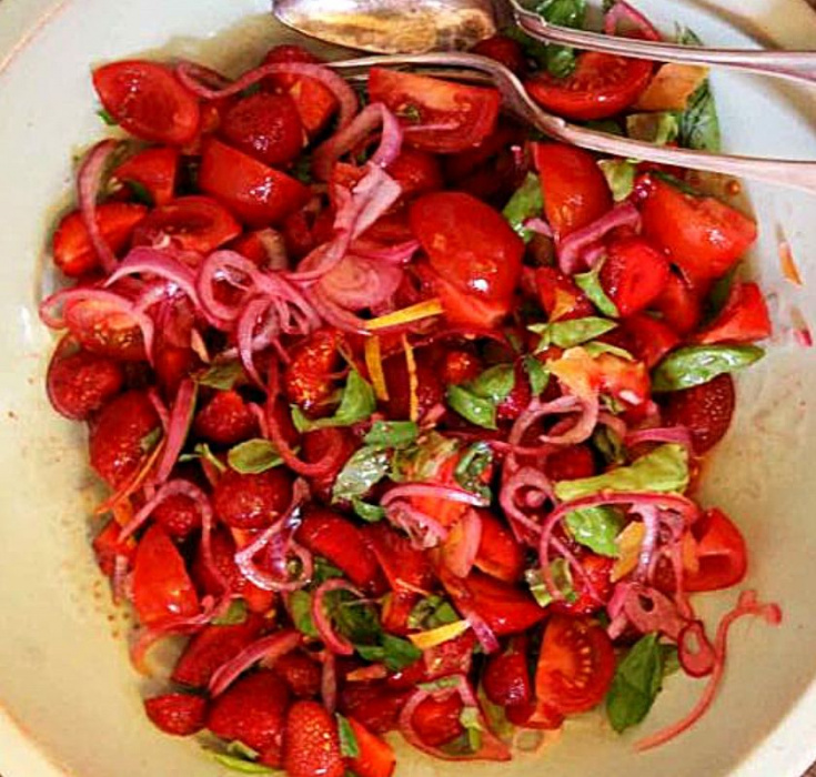 Sallad med jordgubbar spenat och mandel