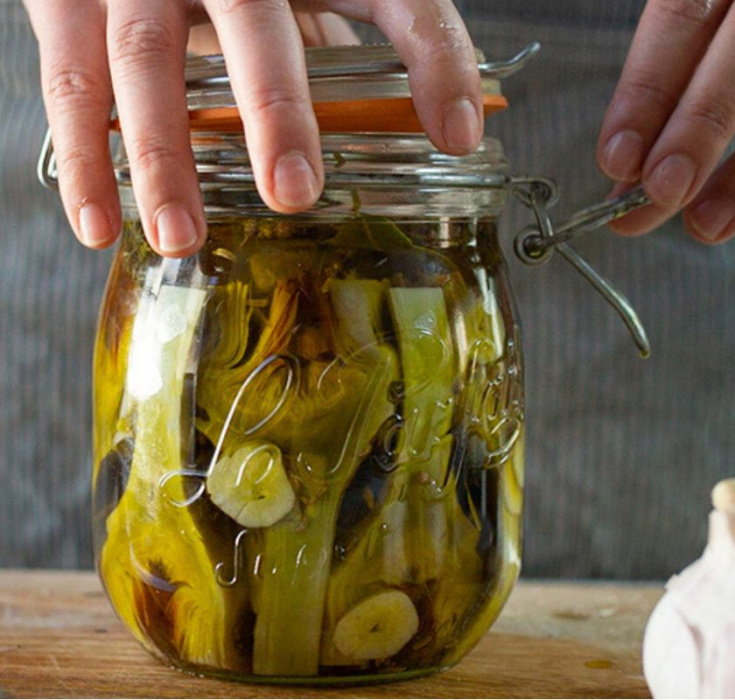 Inlagda kronärtskockor i olja