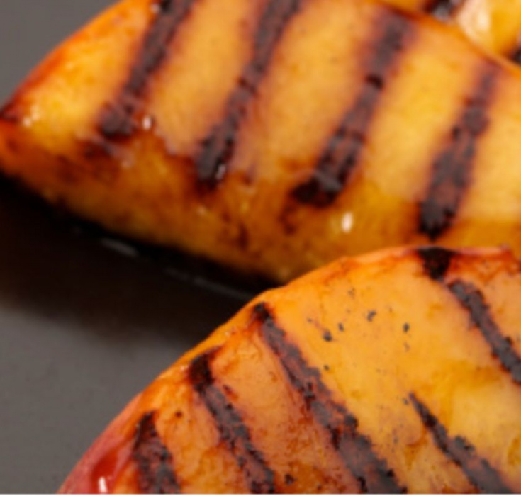 Grillad halloumi och persikor med mynta