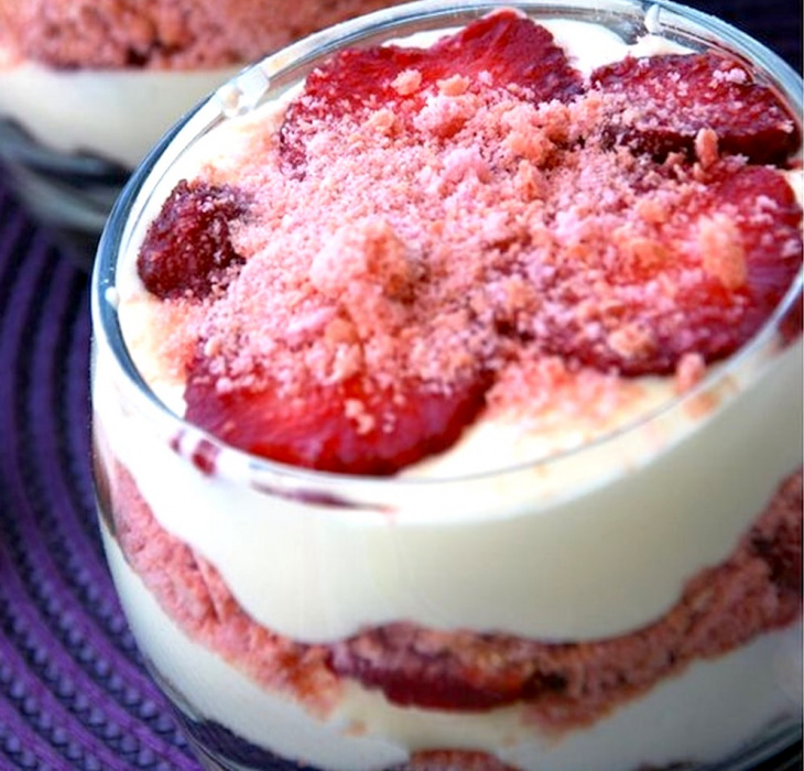 Rosa tiramisu med jordgubbar