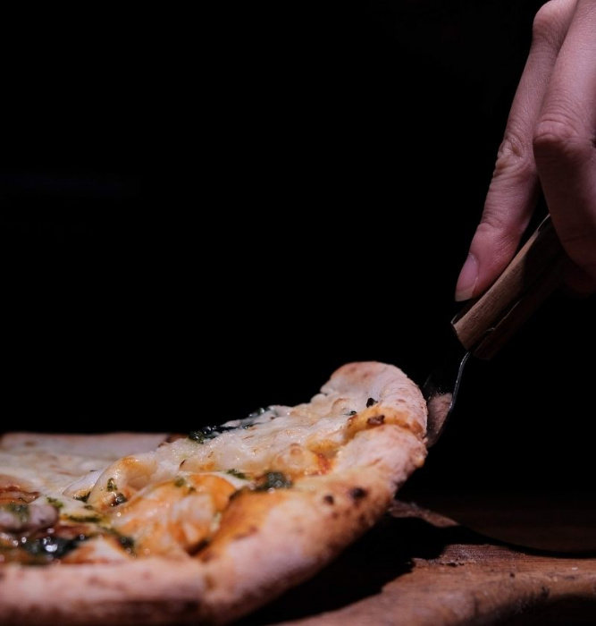 Black gralic & ricotta pizza