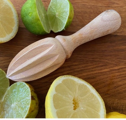 citronpress i trä med handtag