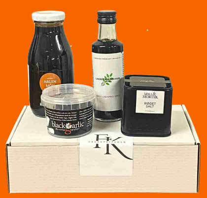 Lilla svarta kittet presentl�da men svarta smaker