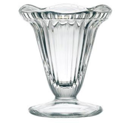 högt räfflat glassglas av klart glas med vågig överkant och rund fot