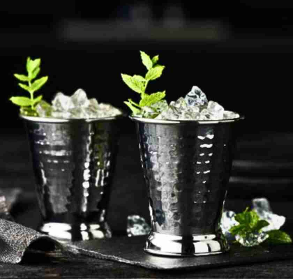 Mint Julep muggar med is och mynta