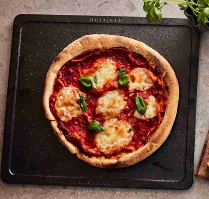 Stekbord i gjutjrn Gourmet ovanifrn med pizza