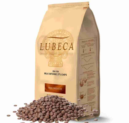Lubeca Mjlkchoklad i pellets 5kg ljus intense 37% I pse med chokladpellets i frgrunden