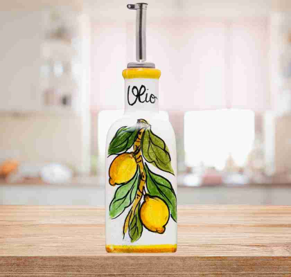 Olivoljekanna i keramik kantig med citroner 250 ml Olivoljekanna i keramik kantig med citroner 250 ml på köksbänk