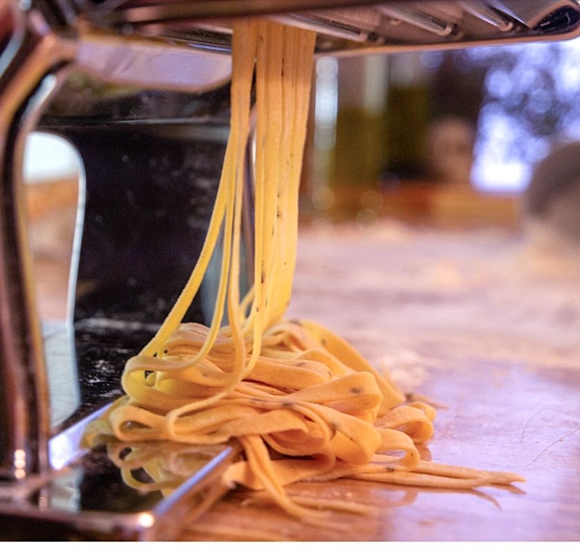 pasta skuren av pastamaskinen