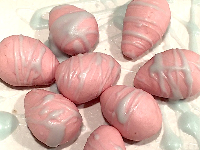 Marsipanägg rosa med blå choklad